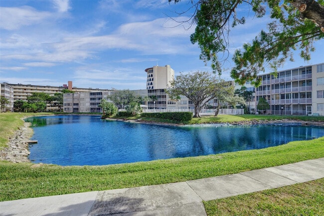 Building Photo - 1690 NE 191st St