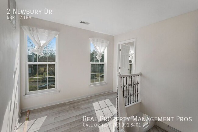 Building Photo - 2 Newbury Dr