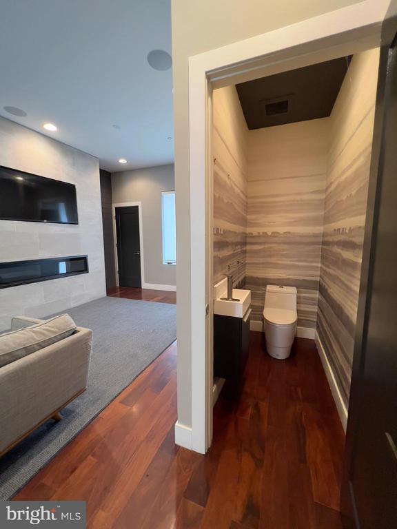 Building Photo - 423 Wallace St