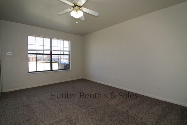 Building Photo - Spacious Two-Bedroom!