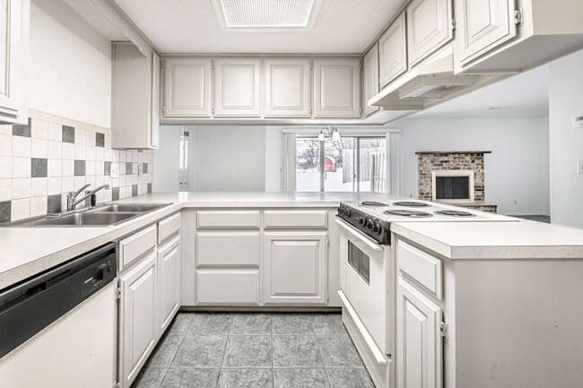 Building Photo - Rogers Duplex in Desirable Location!