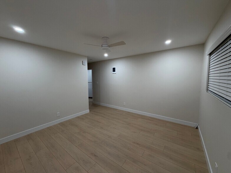 Building Photo - 1061 Park Ave