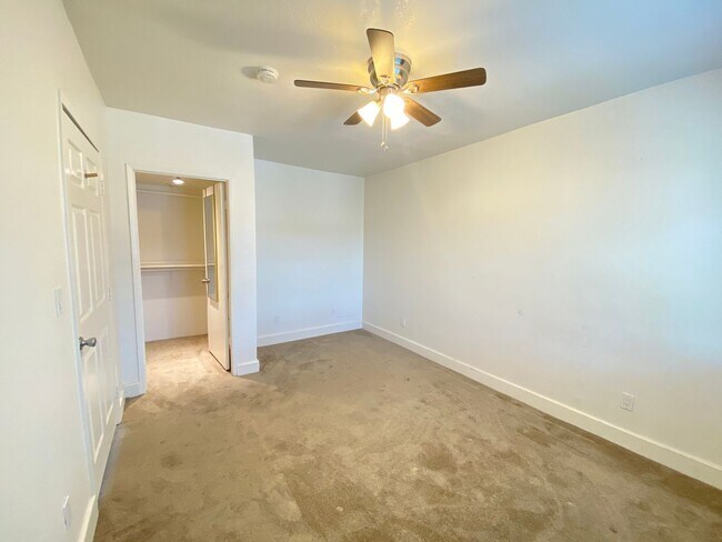 Building Photo - Great Normal Heights Location! IN UNIT Washer/Dryer, 2 Covered Parking Spots, Storage Locker!
