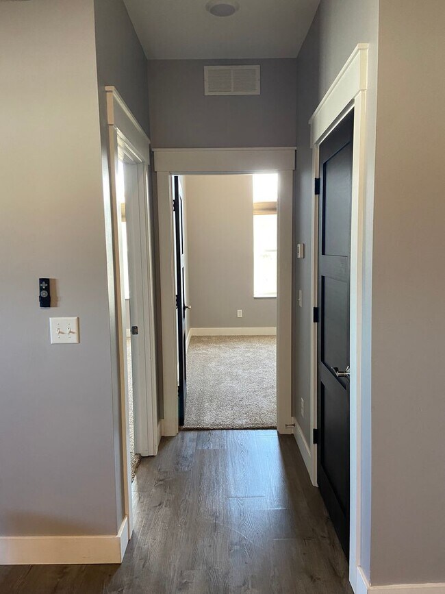 Building Photo - 122 S Main St