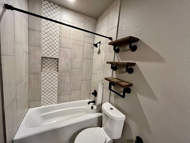 Building Photo - * Rare Find* Luxurious 3 Bedroom Modern-Rustic Townhome in Mountain Shadows