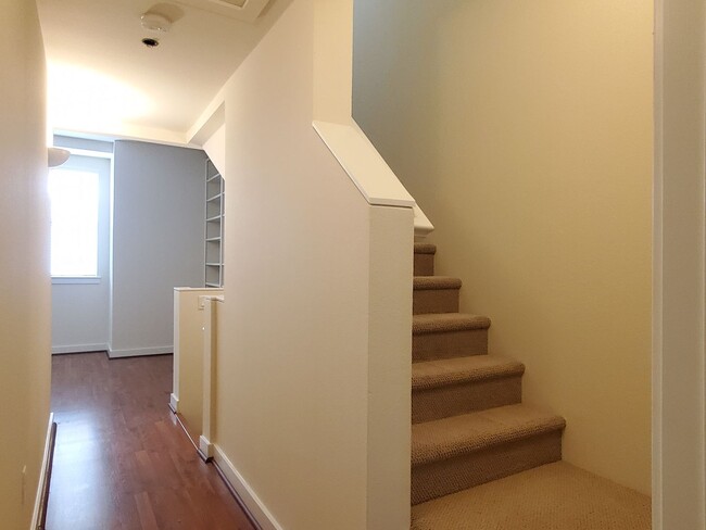 Building Photo - Spacious Townhome, Bonus Room, Fresh Paint...