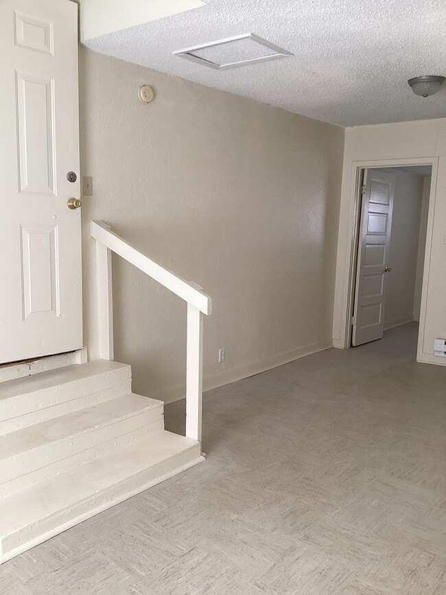 Building Photo - Newly Updated 2 bedroom Close to Morrison Park and High School!  Pets Welcome Upon Approval!