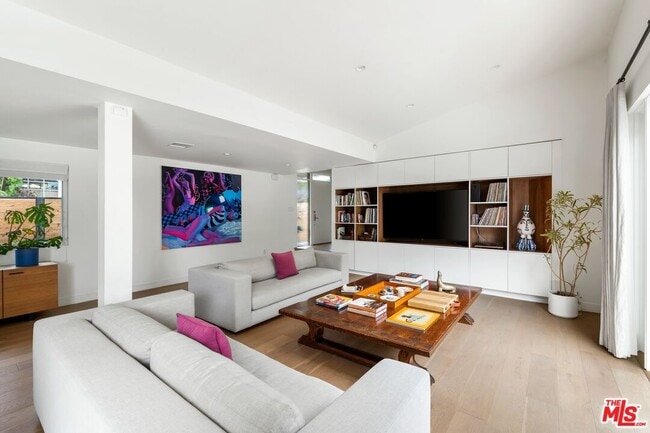 Building Photo - 160 Beloit Ave