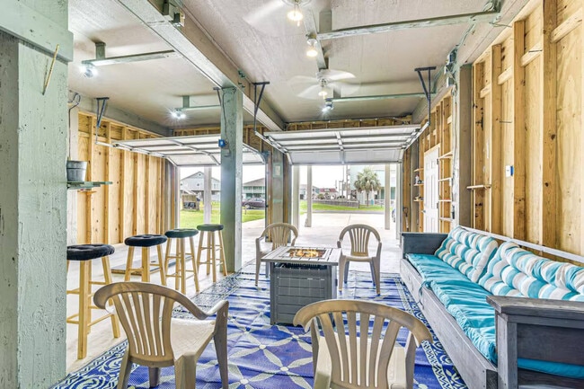 Building Photo - 3229 Castle Dr