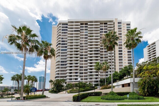 Building Photo - 2500 Parkview Dr