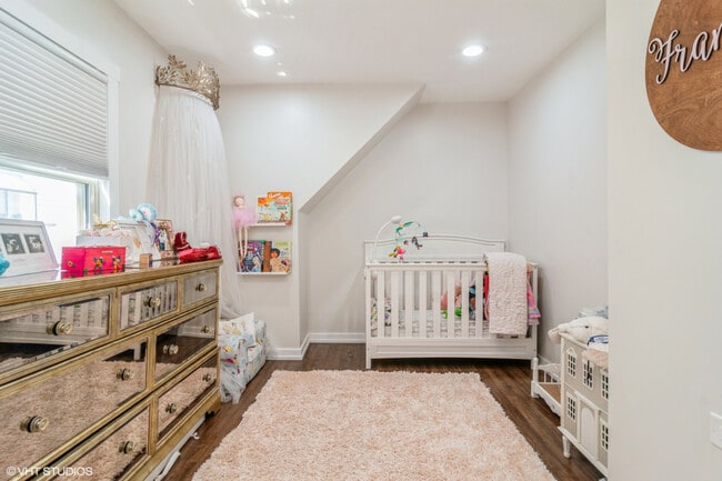 Building Photo - 4024 N Maplewood Ave