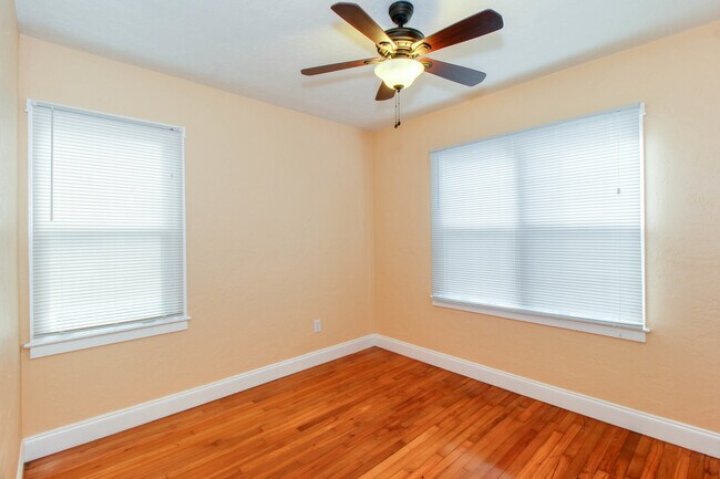 Building Photo - 1709 N Forest Ave