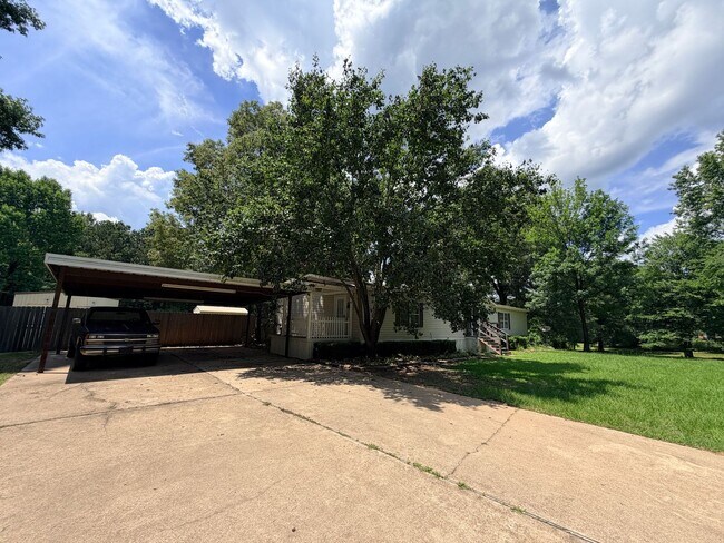 Building Photo - 7810 W Lakeshore Dr