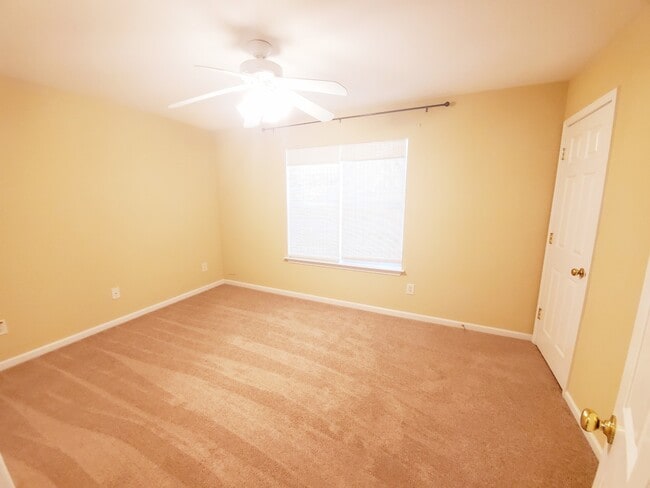 Building Photo - Charming 2 bedroom condo in Pineville !