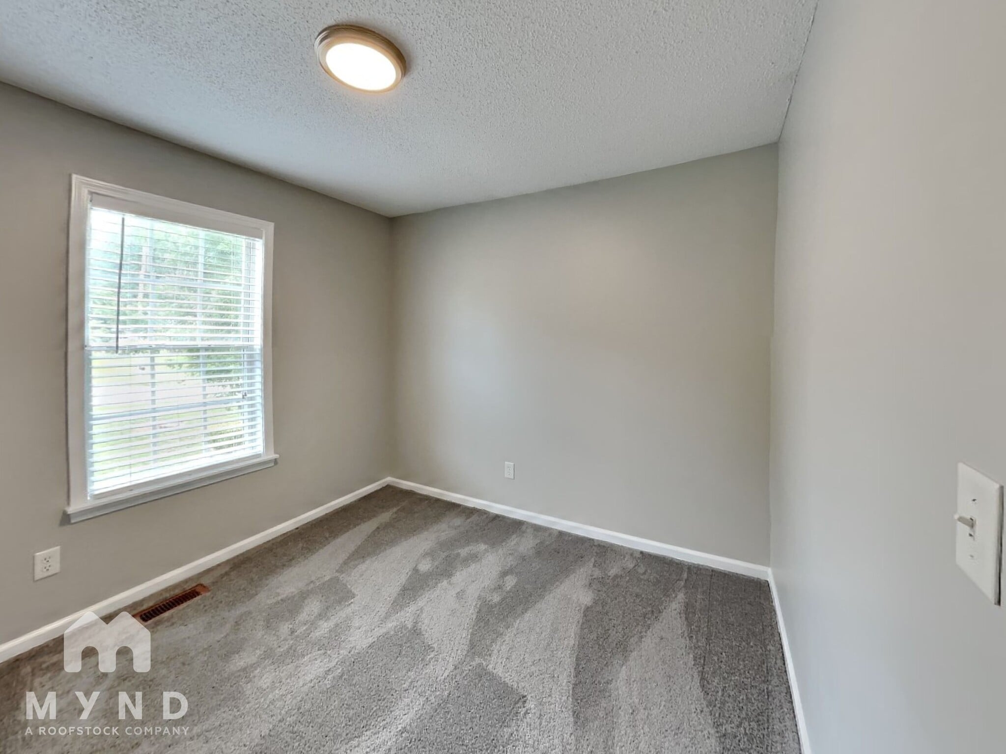 Building Photo - 425 Willow Ln