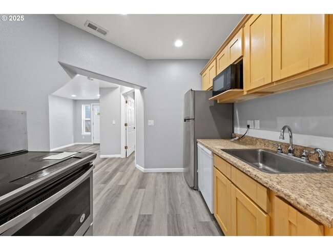 Building Photo - 3 levels, 7 bedrooms , lower level apartme...