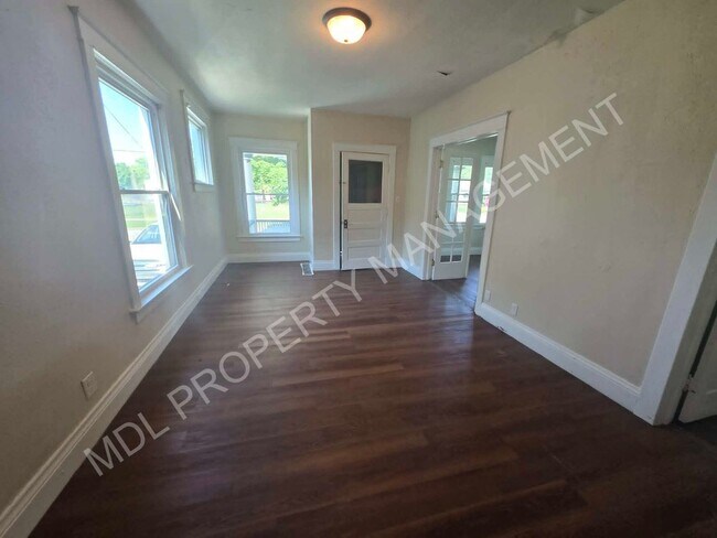 Building Photo - 2120 Stark St