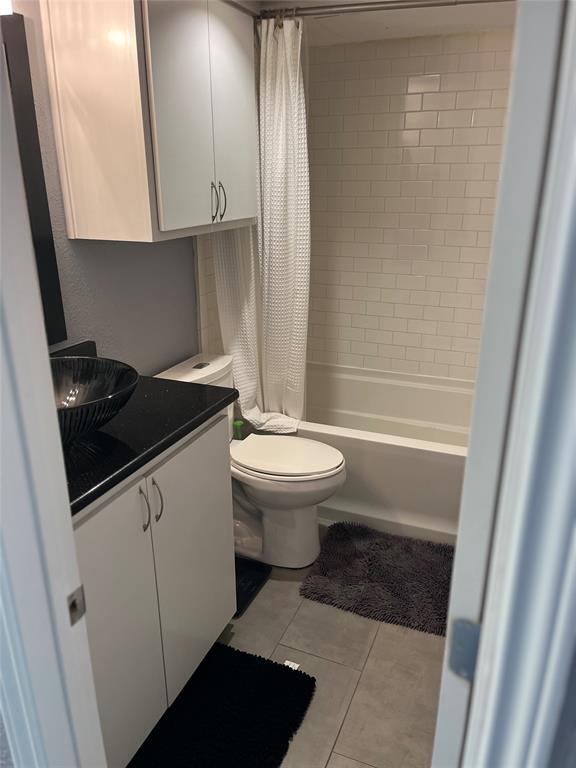 Building Photo - 505 W 7th St