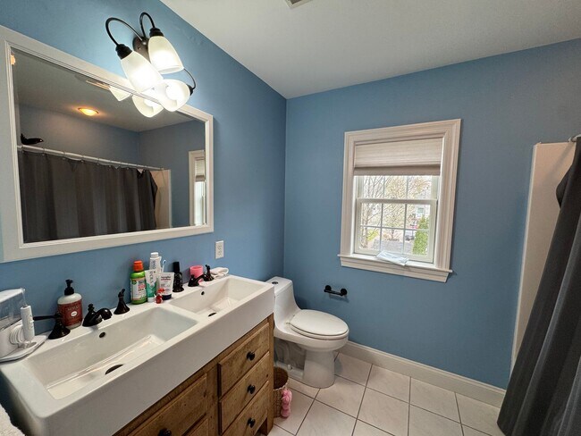 Building Photo - Waltham 3 bed 2.5 Bath