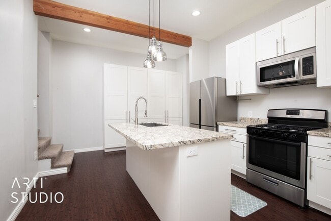 Building Photo - 4 Bed 2 Bath Salt Lake Home For Rent!