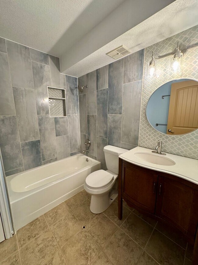 Building Photo - 5 Bedroom Home in Broadmoor Bluffs