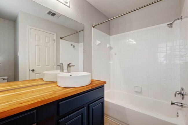 Building Photo - Charming 3BR / 2BA Rental with Fenced Yard & Covered Deck