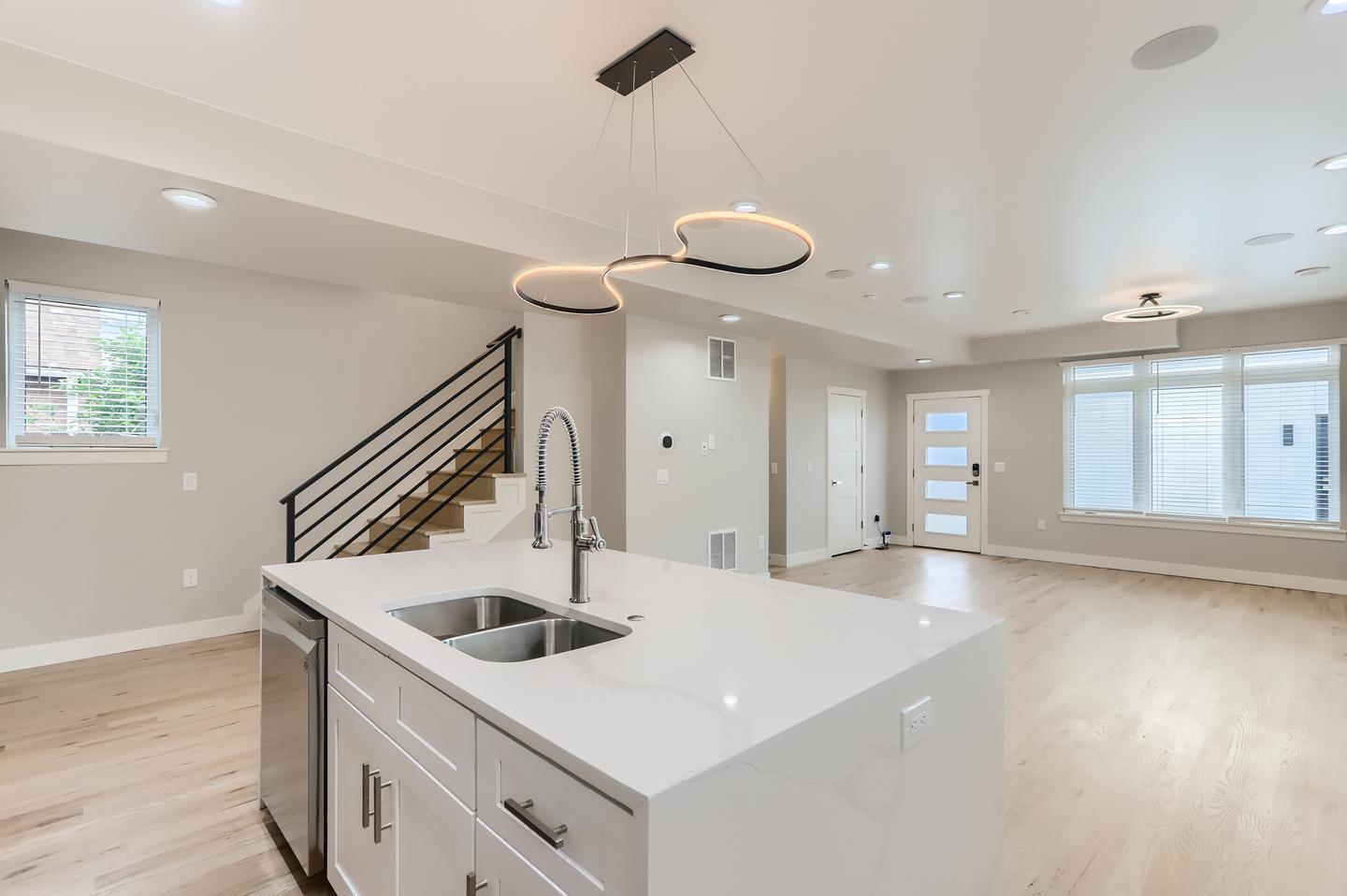 Building Photo - Exquisite Lincoln Park townhouse near 10th & Osage Station