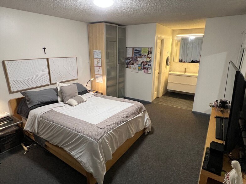 Building Photo - 6301 N Falls Cir Dr