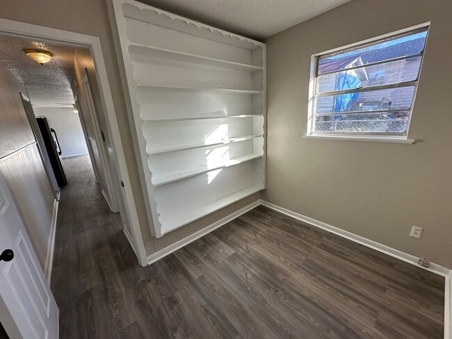 Building Photo - 1921 N Carlyle Ave