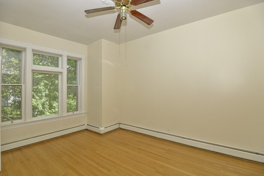 Building Photo - 1441 W Warner Ave