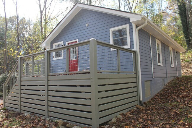 Building Photo - 3 bedroom 2 bathroom home