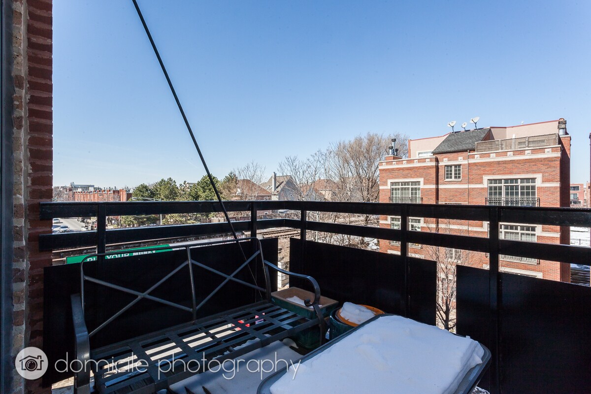 Building Photo - 1735 W Diversey Pkwy