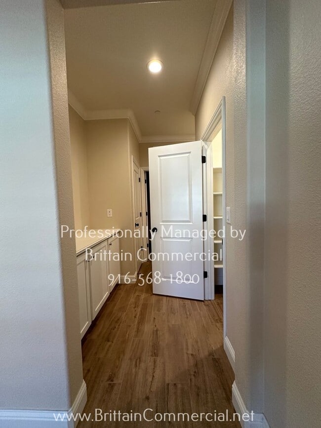 Building Photo - Stunning All Single Story 3 Bedroom, 2.5 B...