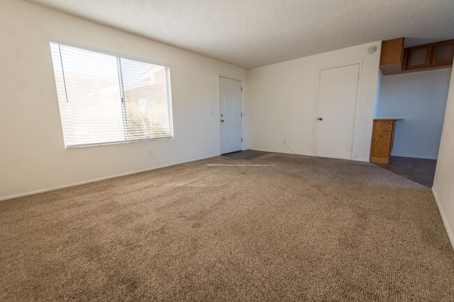 Building Photo - Cozy Condo! 2 Bedroom, 1 Bath, Washer & Dryer and Jacuzzi included!