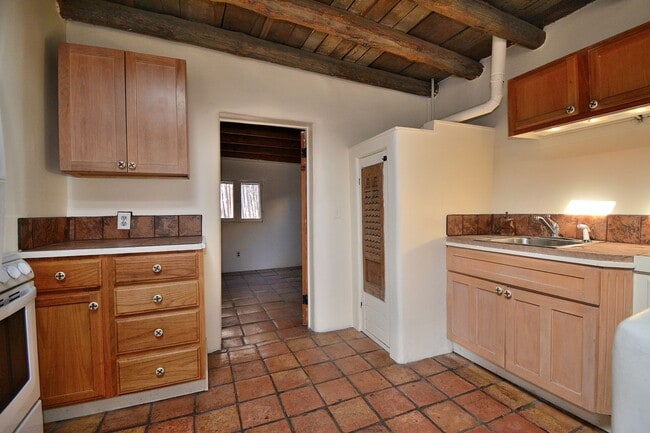 Building Photo - 142 Duran St