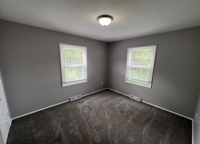 Building Photo - Freshly Updated 2-Bedroom Duplex with One-...