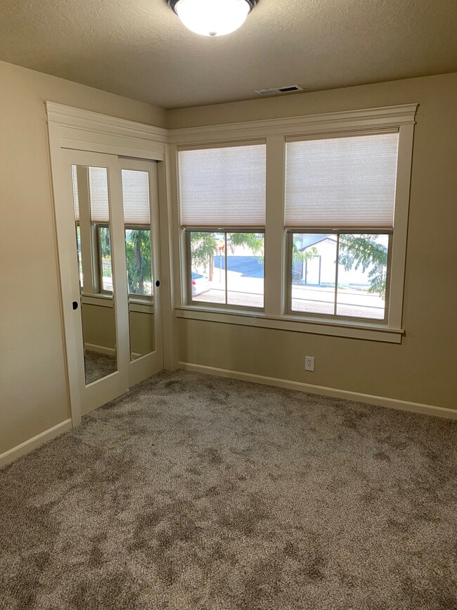 South-facing bedroom #2 with double windows, mirrored closet doors, new carpet, new blinds - 5020 W Targee St