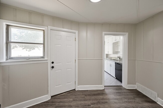 Building Photo - 1501 Greenbrier Dr
