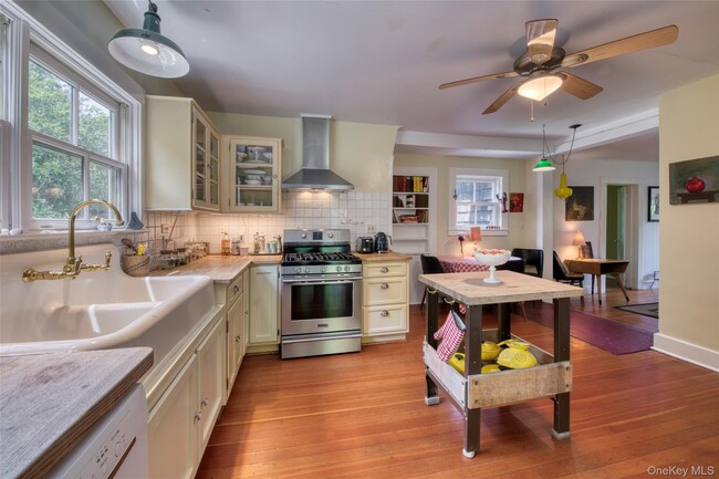 Building Photo - 733 Herricks Ln