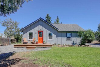 Building Photo - Crisp Remodeled 3-Bdr in Heart of Sisters!