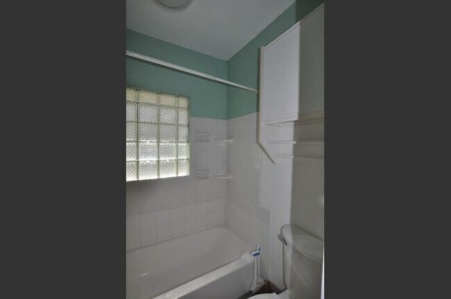 Building Photo - 921 Sylvan Ave