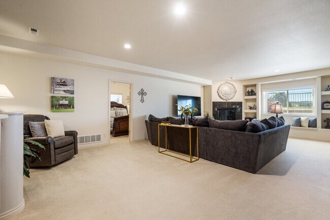 Building Photo - D20 Patio Home on the Golf Course views of...