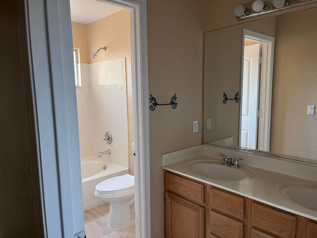 Building Photo - 4746 W Carla Vista Dr