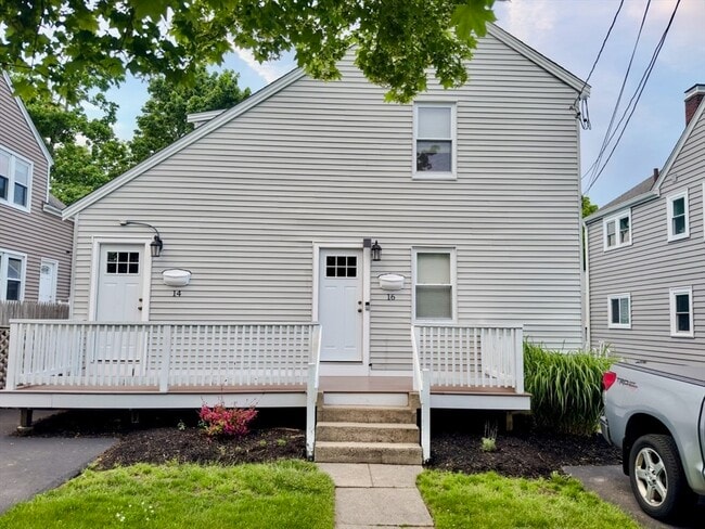 Primary Photo - 14 Lawn Ave