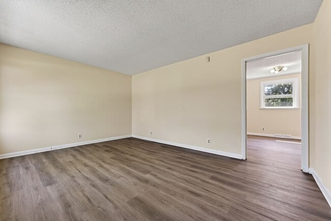 Building Photo - 573 Waldorf Dr