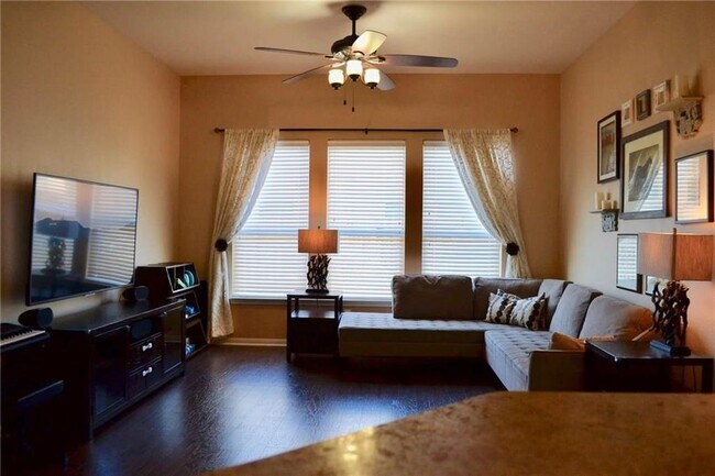 Building Photo - 600 Spanish Oak Terrace