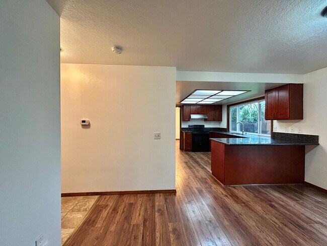 Building Photo - Timeless 5 Bed, 2.5 Bath Home - SW Beaverton