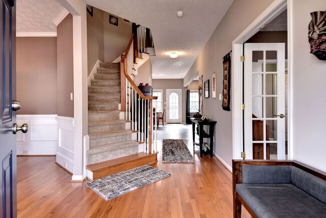 Building Photo - Spacious and Updated Yorktown Home