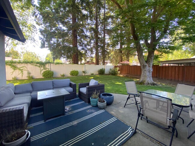 Building Photo - 4 Bed/2 BA Single Story Home, Downtown Ple...