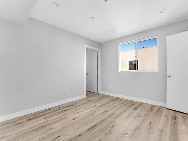 Building Photo - 4537 W 18th St